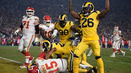 Eine Durchsetzungskraft wie ein Schafbock: Los Angeles Rams Inside Linebacker Mark Barron (26) signalisiert den Touchdown.