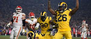 Eine Durchsetzungskraft wie ein Schafbock: Los Angeles Rams Inside Linebacker Mark Barron (26) signalisiert den Touchdown.
