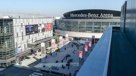 Hotels, Büros und die handelsüblichen Kettenläden: So sieht es inzwischen aus vor der Heimarena der Eisbären Berlin.