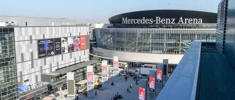 Hotels, Büros und die handelsüblichen Kettenläden: So sieht es inzwischen aus vor der Heimarena der Eisbären Berlin.