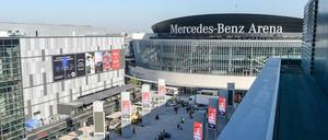 Hotels, Büros und die handelsüblichen Kettenläden: So sieht es inzwischen aus vor der Heimarena der Eisbären Berlin.