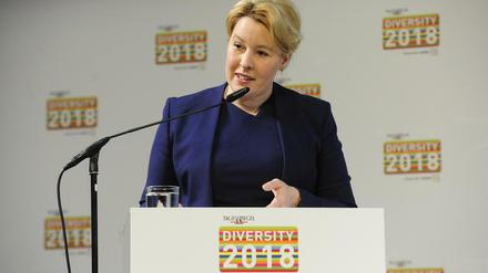 Die Frage nach der Herkunft nervt Familienministerin Franziska Giffey (SPD). Dass Schülerinnen und Schüler an Brennpunktschulen nicht hinterherkommen, liege vielmehr daran, dass sie schon in jungen Jahren unter Armut leiden.