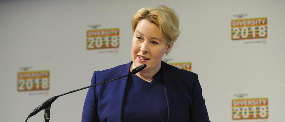 Die Frage nach der Herkunft nervt Familienministerin Franziska Giffey (SPD). Dass Schülerinnen und Schüler an Brennpunktschulen nicht hinterherkommen, liege vielmehr daran, dass sie schon in jungen Jahren unter Armut leiden.