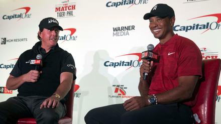 Phil Mickelson (l.) und Tiger Woods während der Pressekonferenz vor "The Match". 