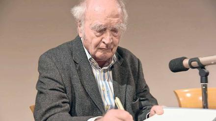 Leben, Schreiben, Signieren - alles eins: Martin Walser am 18. November dieses Jahres im Stuttgarter Literaturhaus-