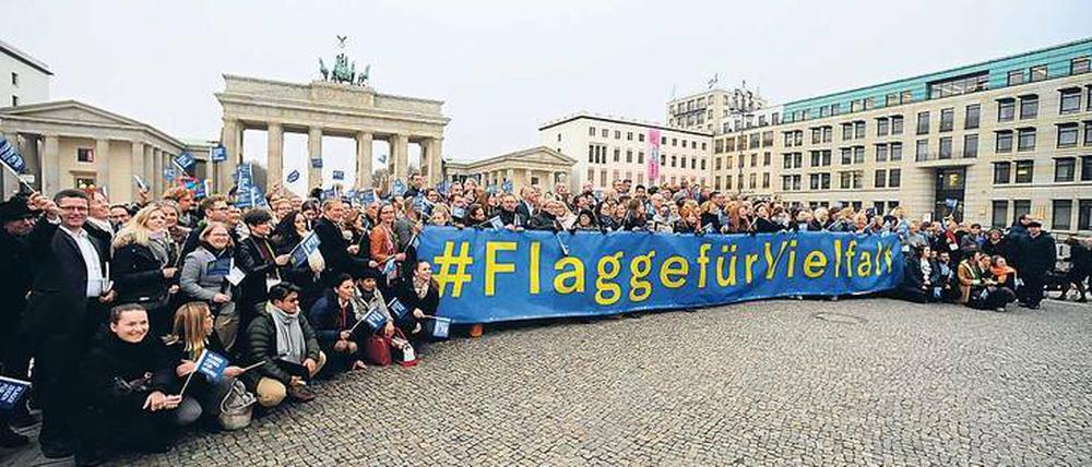 Kulisse Brandenburger Tor. Die Teilnehmerinnen und Teilnehmer der Diversity-Konferenz posierten am Freitag fürs Gruppenfoto mit Bundesarbeitsminister Hubertus Heil (SPD).