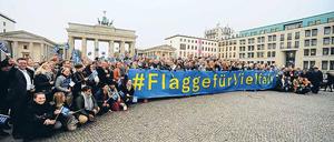 Kulisse Brandenburger Tor. Die Teilnehmerinnen und Teilnehmer der Diversity-Konferenz posierten am Freitag fürs Gruppenfoto mit Bundesarbeitsminister Hubertus Heil (SPD). 