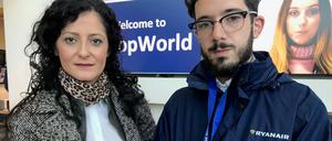 Cansel Kiziltepe, SPD Bundestagsabgeordnete aus Berlin Kreuzberg, mit Ryanair-Flugbegleiter Alehandro aus Berlin bei einem Besuch der Ryanair-Zentrale in Dublin am 13. November 2018.