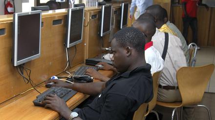 Auslaufmodell. Online-Cafés, wie diese in Accra, sind in Ghana inzwischen zu etwas Obskurem geworden. 