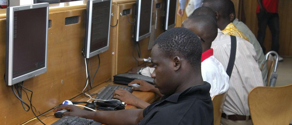 Auslaufmodell. Online-Cafés, wie diese in Accra, sind in Ghana inzwischen zu etwas Obskurem geworden.