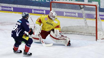 Die Eisbären hatten in dieser Spielzeit so ihre Probleme mit Mathias Niederberger. Aber der könnte ja nun bald wieder zurückkehren.
