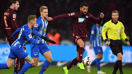 Hoffenheims Kerem Demirbay (2.v.r) setzt sich durch