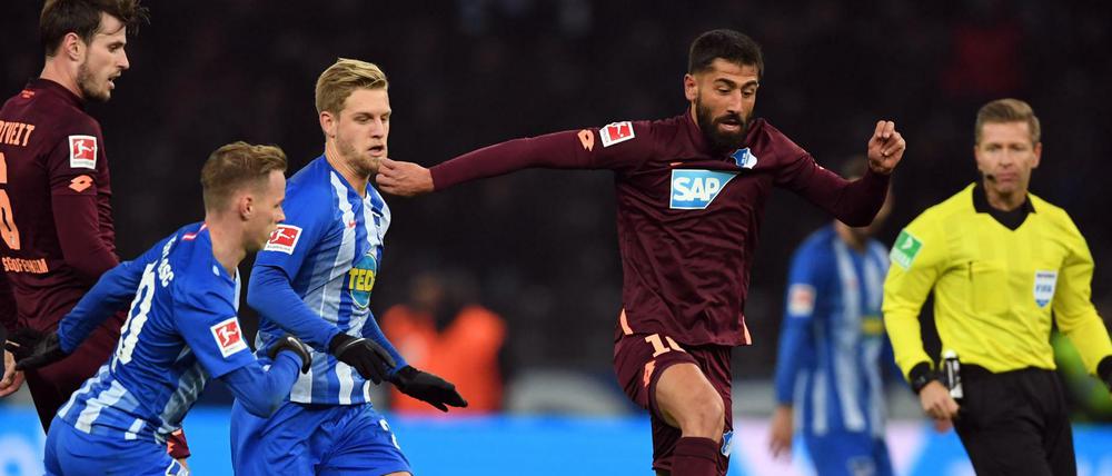 Hoffenheims Kerem Demirbay (2.v.r) setzt sich durch