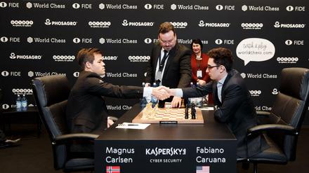 Hand drauf: Magnus Carlsen (l.) und Fabiano Caruana (USA). 
