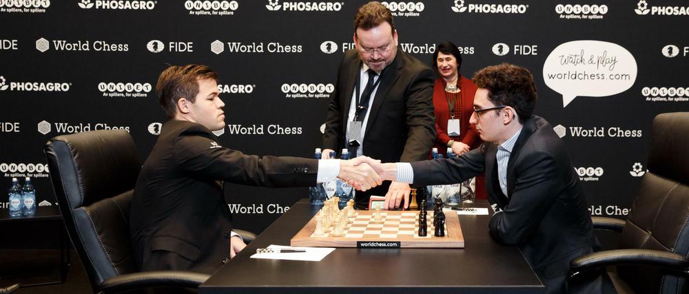 Hand drauf: Magnus Carlsen (l.) und Fabiano Caruana (USA).