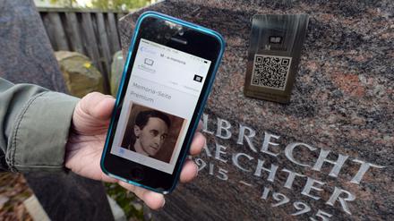 Über den QR-Code auf dem Grabstein wird eine Trauerseite erreicht.