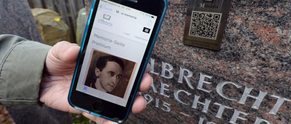 Über den QR-Code auf dem Grabstein wird eine Trauerseite erreicht.