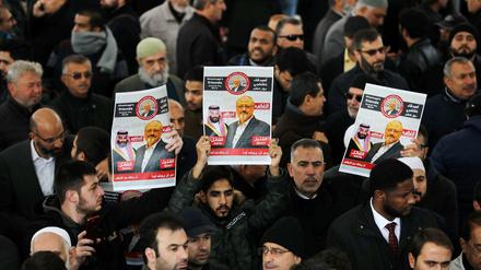 Mit Schildern erinnern Menschen in Istanbul an Jamal Khashoggi.