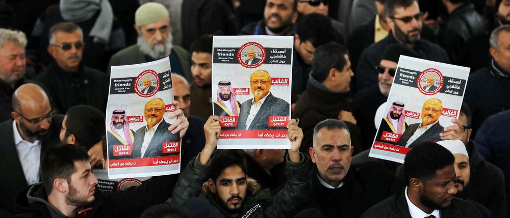 Mit Schildern erinnern Menschen in Istanbul an Jamal Khashoggi.