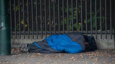Tausende Menschen schlafen in Berlin auf der Straße.