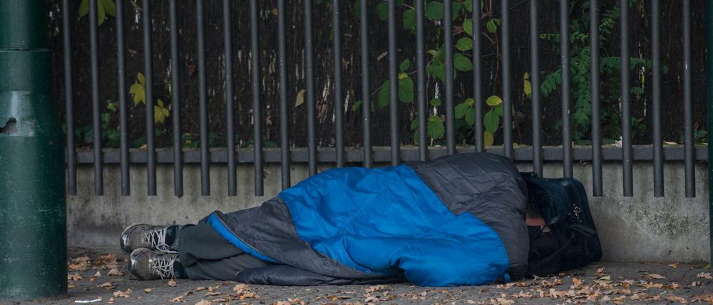 Tausende Menschen schlafen in Berlin auf der Straße.