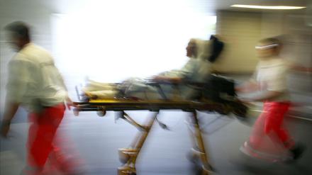 In aller Eile. Wegen einer Gesetzesänderung überziehen die Krankenkassen die Kliniken mit einer beispiellosen Klagewelle.