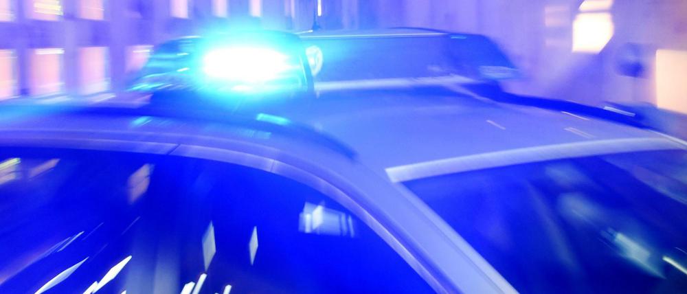 Die Polizei in Franken hat im Kofferraum eines Autos die Leiche einer Frau gefunden.