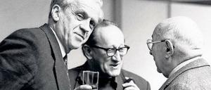 Fusionäre. Die Präsidenten Walter Jens (West, links) und Heiner Müller (Ost) und der Autor Hans Mayer, April 1992. 