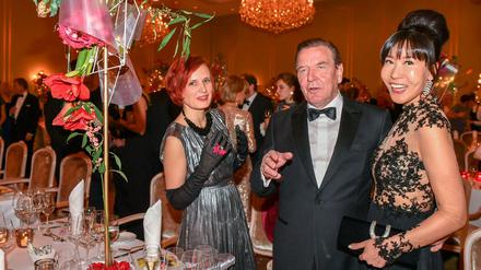 Altbundeskanzler Gerhard Schröder, seine fünfte Frau Soyeon Schröder-Kim (r) und Katja Kipping, Parteivorsitzende der Linken.