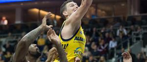 Stark unterm Korb. Albas Clint Chapman (M.) behauptet sich gegen die Bamberger Cliff Alexander (l.) und Daniel Schmidt.