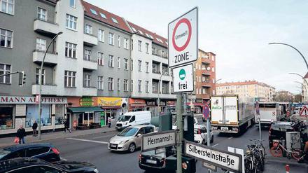 Wohnhäuser an einer vielbefahrenen Straße in Berlin.