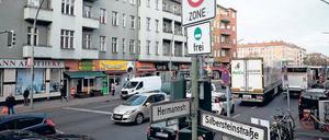 Wohnhäuser an einer vielbefahrenen Straße in Berlin.