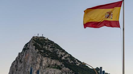 Eine spanische Fahne weht am Grenzüberganz zwischen dem spanischen La Linea de la Conception und Gibraltar. 
