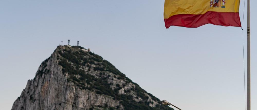 Eine spanische Fahne weht am Grenzüberganz zwischen dem spanischen La Linea de la Conception und Gibraltar.