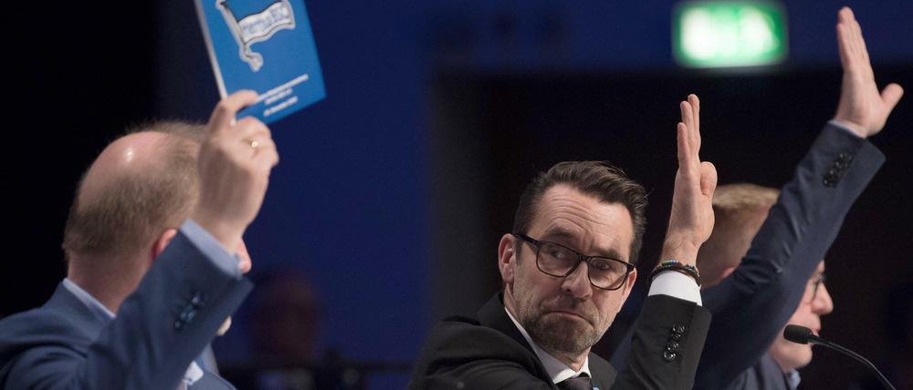 Abstimmungshoch. Herthas Finanzchef Ingo Schiller (l.) präsentierte bei der Mitgliederversammlung am Montag positive Zahlen, die auch Manager Preetz gefielen.