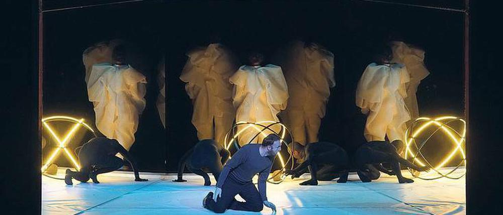 Reflexe statt Reflexion. Szene aus „Hippolyte et Aricie“ mit Gyula Orendt als Thésée. 