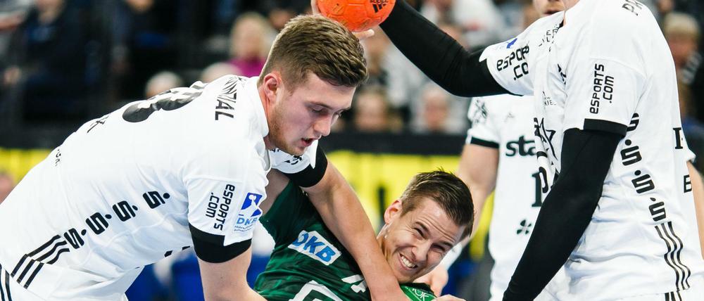 Niedergerungen. Die Füchse mit Bjarki Mar Elisson (Mitte) gaben gegen Kiel alles, doch es reichte nicht ganz.
