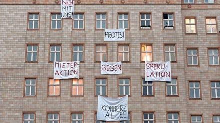 Mieterprotest an der Karl-Marx-Allee. Mieter protestieren seit Mittwoch (21.11.2018) mit Transparenten an ihren Fenstern gegen den Verkauf von 700 Wohnungen an die Deutsche Wohnen durch die Predac Immobilien Management. Sie fürchten Verdrängung. 