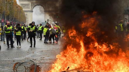Bei Protesten der "Gelbwesten"-Bewegung in Paris ist es auf den Champs-Élysées zu schweren Ausschreitungen gekommen.