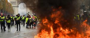 Bei Protesten der "Gelbwesten"-Bewegung in Paris ist es auf den Champs-Élysées zu schweren Ausschreitungen gekommen.