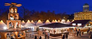 Weihnachtsmarkt vor historischer Kulisse