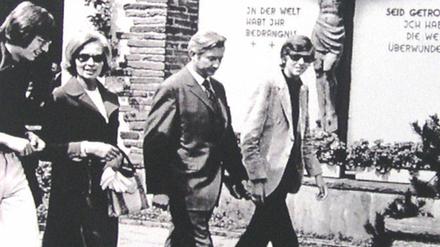 Familie Albrecht beim Kirchgang in Essen etwa ein Jahr nach der Entführung von Theo Albrecht (2.v.r.).