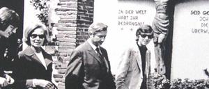 Familie Albrecht beim Kirchgang in Essen etwa ein Jahr nach der Entführung von Theo Albrecht (2.v.r.).