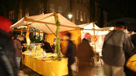 Baumschmuck und Kunsthandwerk auf dem Weihnachtsmarkt am S-Bahnhof Mexikoplatz in Berlin-Zehlendorf.