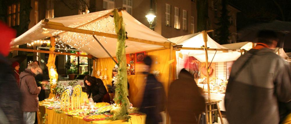 Baumschmuck und Kunsthandwerk auf dem Weihnachtsmarkt am S-Bahnhof Mexikoplatz in Berlin-Zehlendorf.