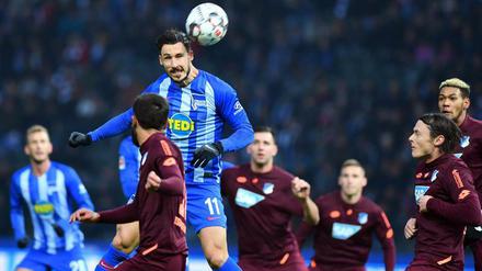 Mächtig was los im Olympiastadion. Hier kommt Herthas Mathew Leckie zum Kopfball.
