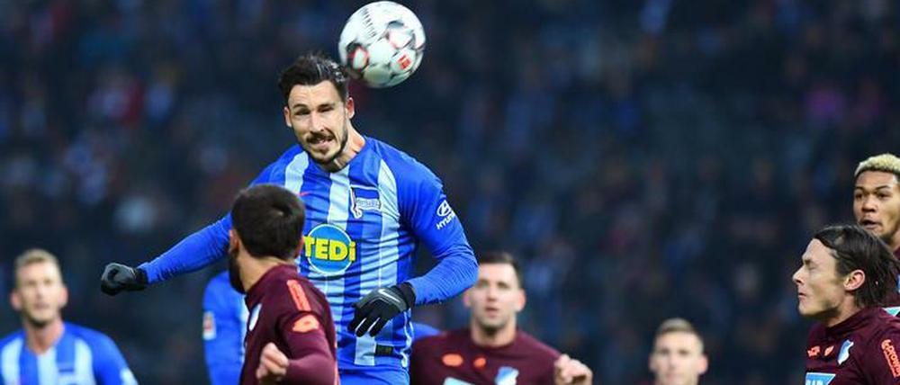 Mächtig was los im Olympiastadion. Hier kommt Herthas Mathew Leckie zum Kopfball.