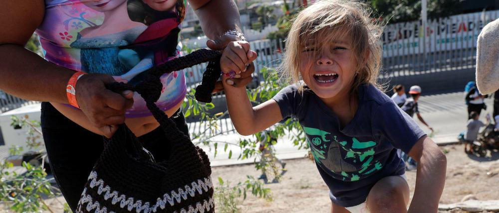 Angst und Schrecken: Das Tränengas wurde auch gegen Frauen und Kinder eingesetzt. 