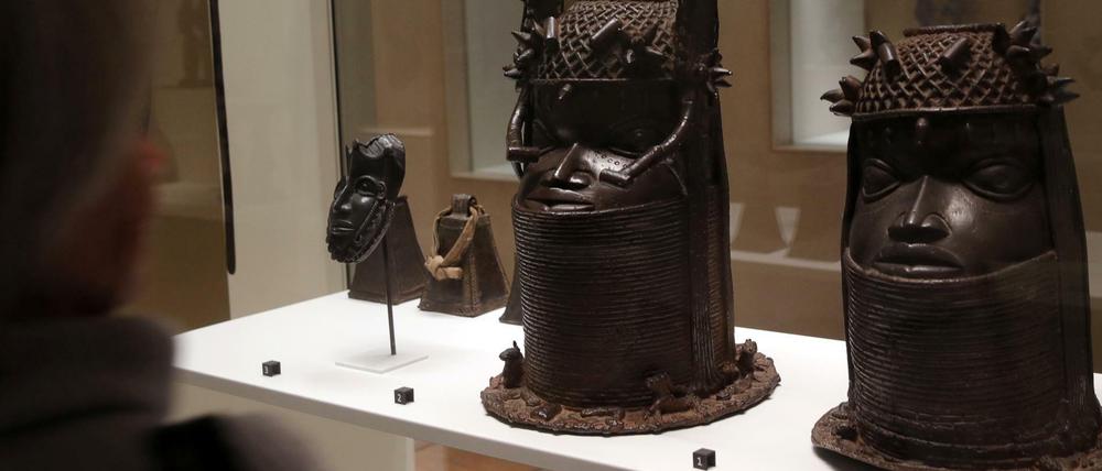 Zwei Kunstwerke aus dem ehemaligen Königreich Benin im Museum Quai Branly in Paris.