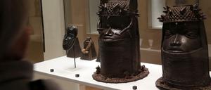 Zwei Kunstwerke aus dem ehemaligen Königreich Benin im Museum Quai Branly in Paris. 